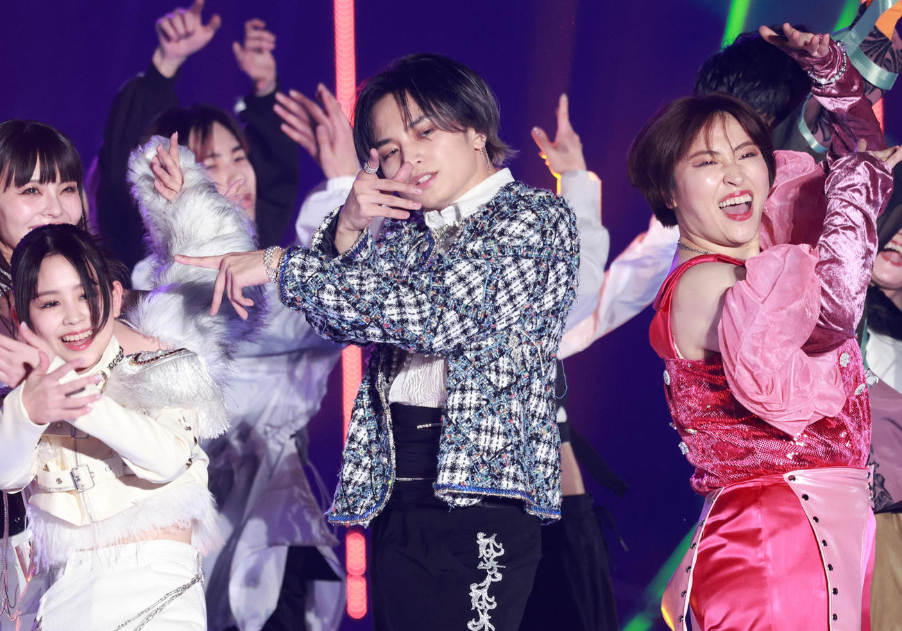 東京ガールズコレクションでダンスパフォーマンスを披露した中島健人（中央）と丸山礼（右）（撮影・中島郁夫）