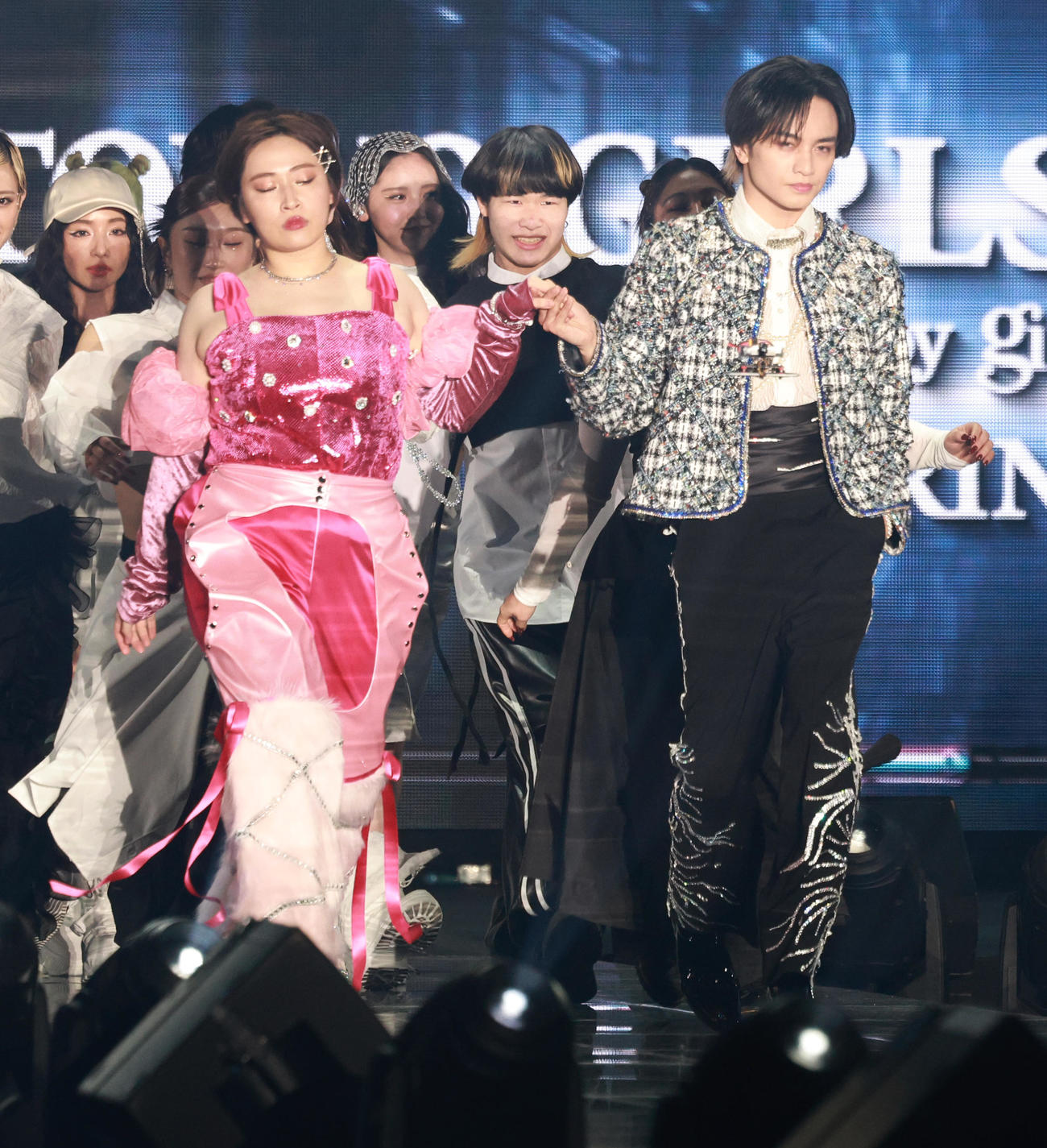 東京ガールズコレクションでダンスパフォーマンスを披露した中島健人（右）と丸山礼（撮影・中島郁夫）