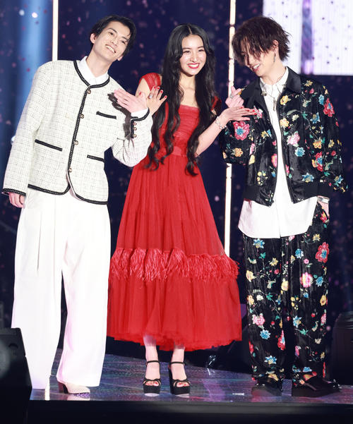 東京ガールズコレクションのランウエーを歩く、左から渡邊圭祐、Koki，、綱啓永（撮影・中島郁夫）