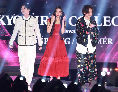 東京ガールズコレクションのランウエーを歩く、左から渡邊圭祐、Koki，、綱啓永（撮影・中島郁夫）