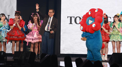 ミャクミャクを連れ東京ガールズコレクションのステージに立った石破茂首相（撮影・中島郁夫）