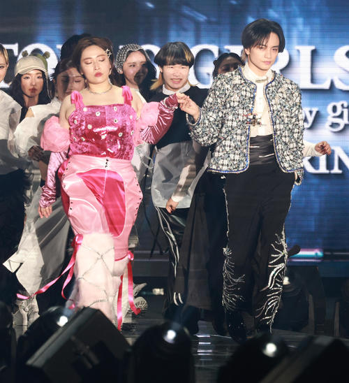 東京ガールズコレクションでダンスパフォーマンスを披露した中島健人（右）と丸山礼（撮影・中島郁夫）