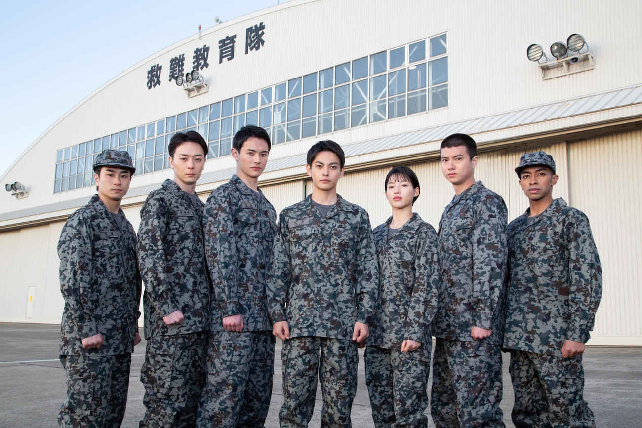 テレビ朝日4月期木曜ドラマ「PJ～航空救難団～」の出演する、左から前田旺志郎、犬飼貴丈、前田拳太郎、神尾楓珠、石井杏奈、渡辺碧斗、草間リチャード敬太
