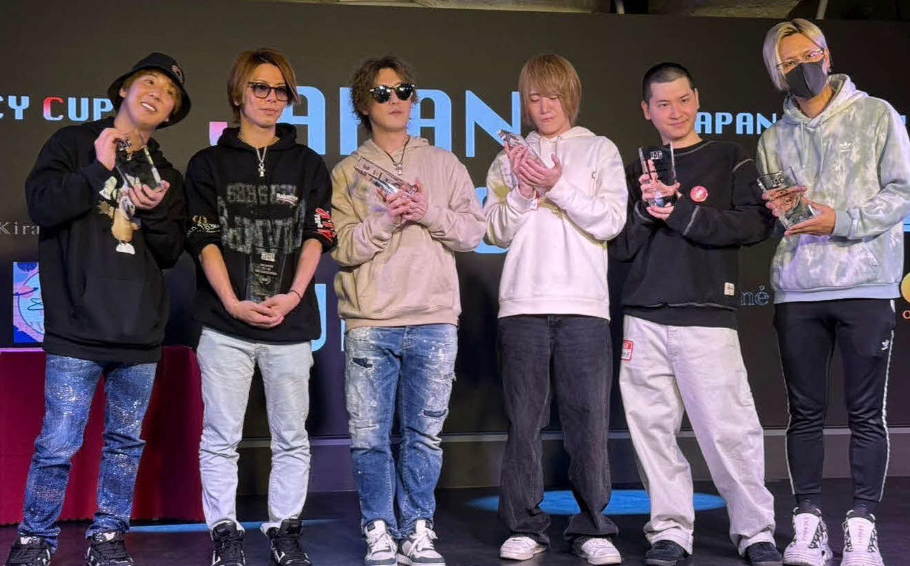 「ジャパン・エージェンシー・カップ」で優勝したイズニート代表の石田拳智氏（左端）ら