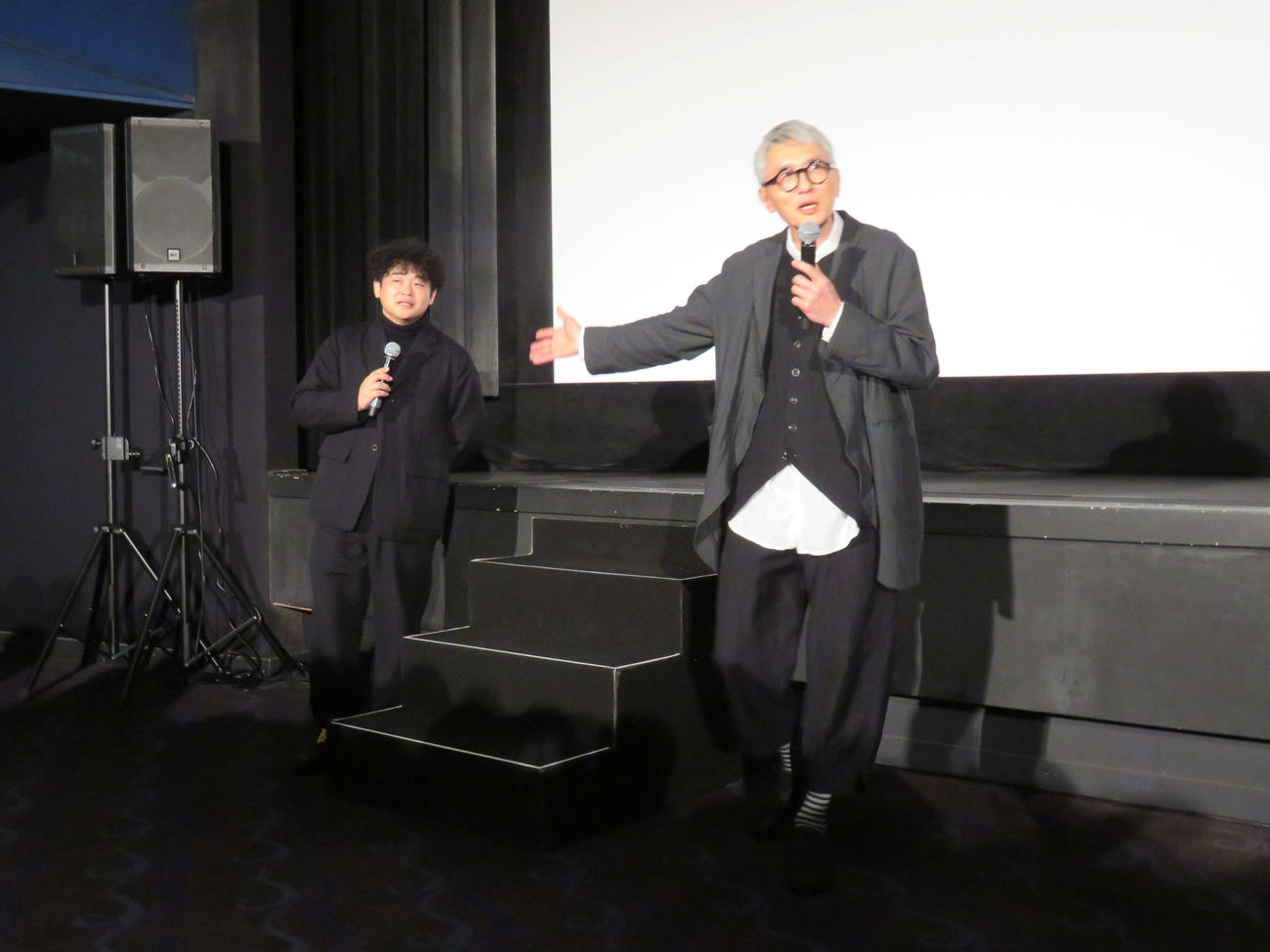 「劇映画　孤独のグルメ」ファイナル舞台あいさつで語り合う、松重豊（右）と北畑龍一氏（撮影・村上幸将）