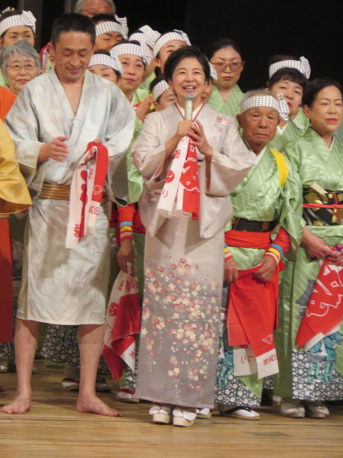 「第25回地域伝統芸能まつり」の司会を務めた宮崎美子（中央）