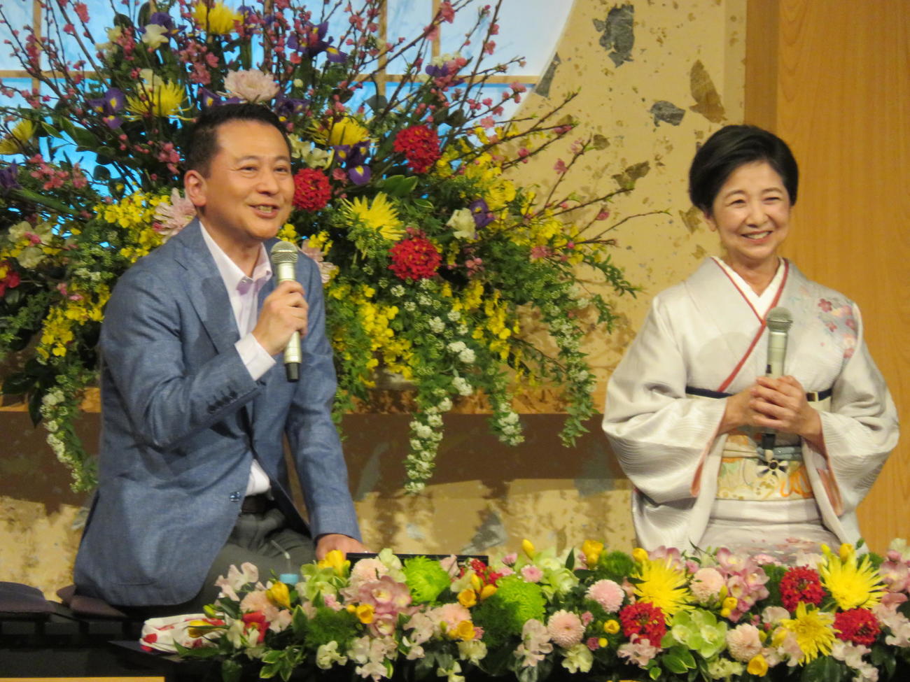 「第25回地域伝統芸能まつり」の司会を務めた宮崎美子（右）と水谷彰宏アナウンサー