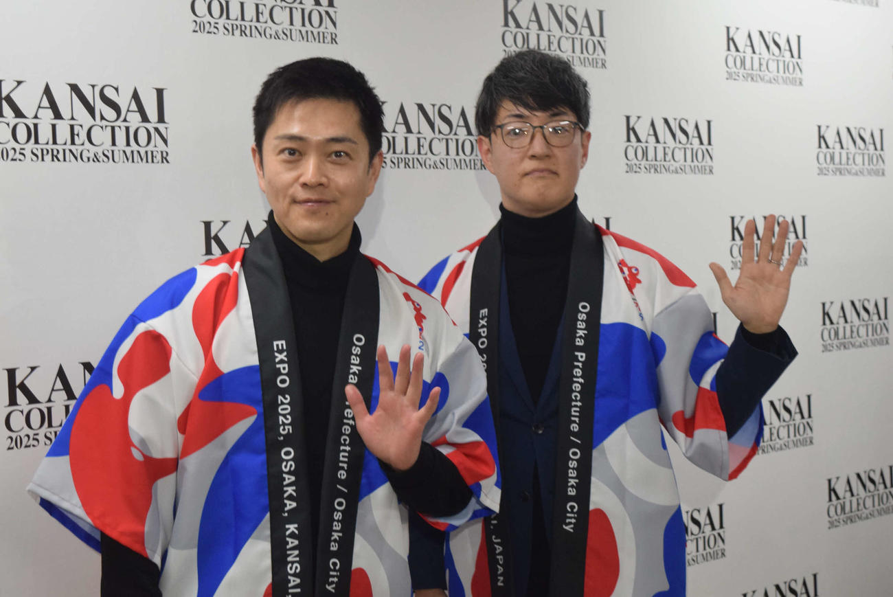「カンサイコレクション　2025S／S」に出演した大阪府の吉村洋文知事（左）と大阪市の横山英幸市長（撮影・阪口孝志）