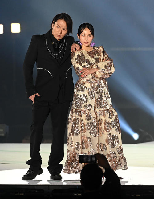 KANSAI COLLECTIONS/Sに出演した狩野英孝(左)とベッキー(撮影・前岡正明)