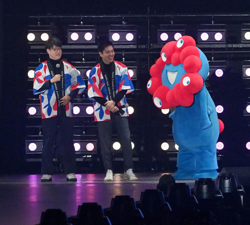 KANSAI COLLECTIONS/Sに出演、関西万博をPRする左から横山英幸大阪市長、吉村洋文大阪府知事、ミャクミャク(撮影・前岡正明)