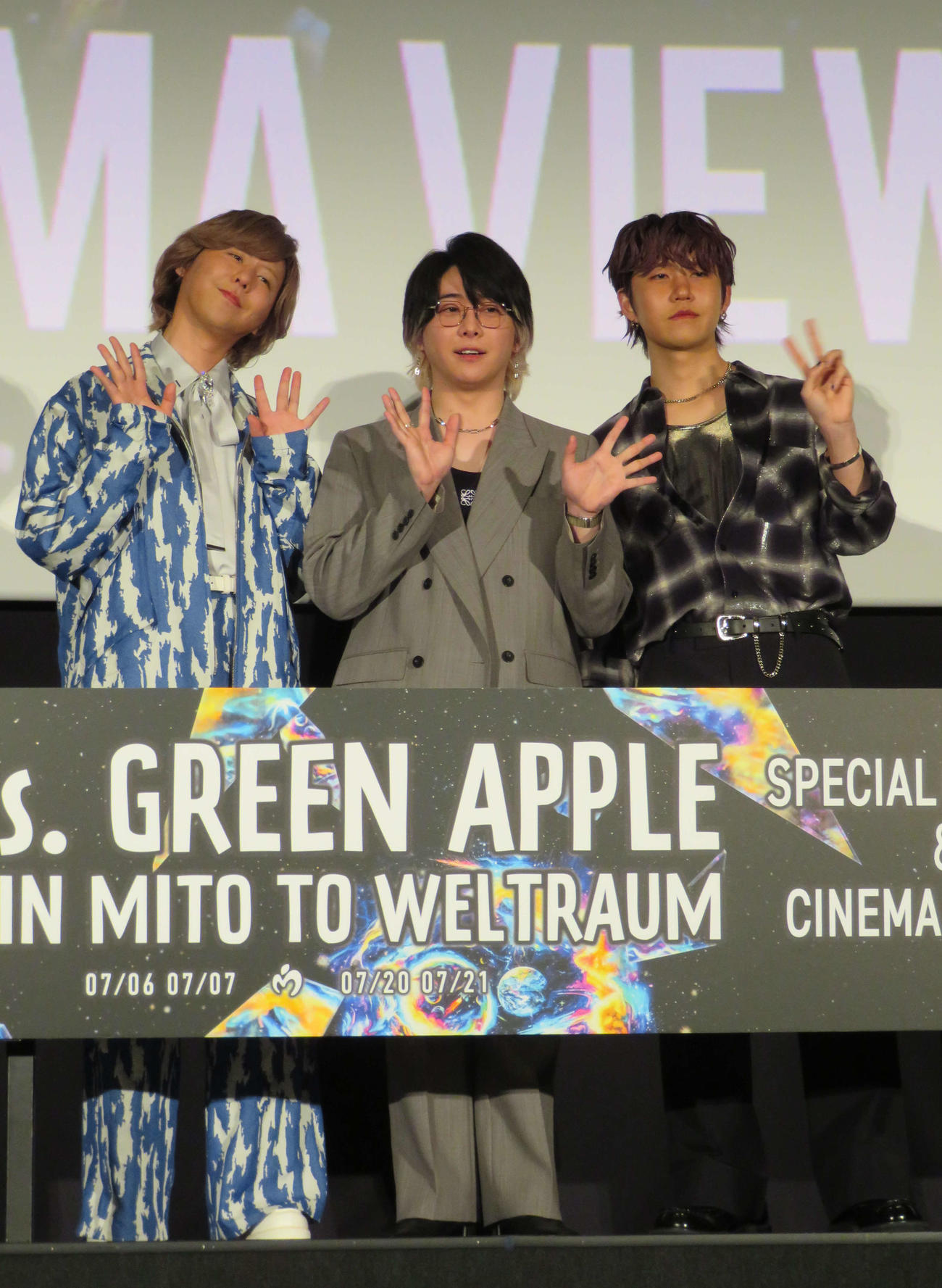 イベントに登壇したMrs. GREEN APPLE。左から藤澤涼架、大森元貴、若井滉斗