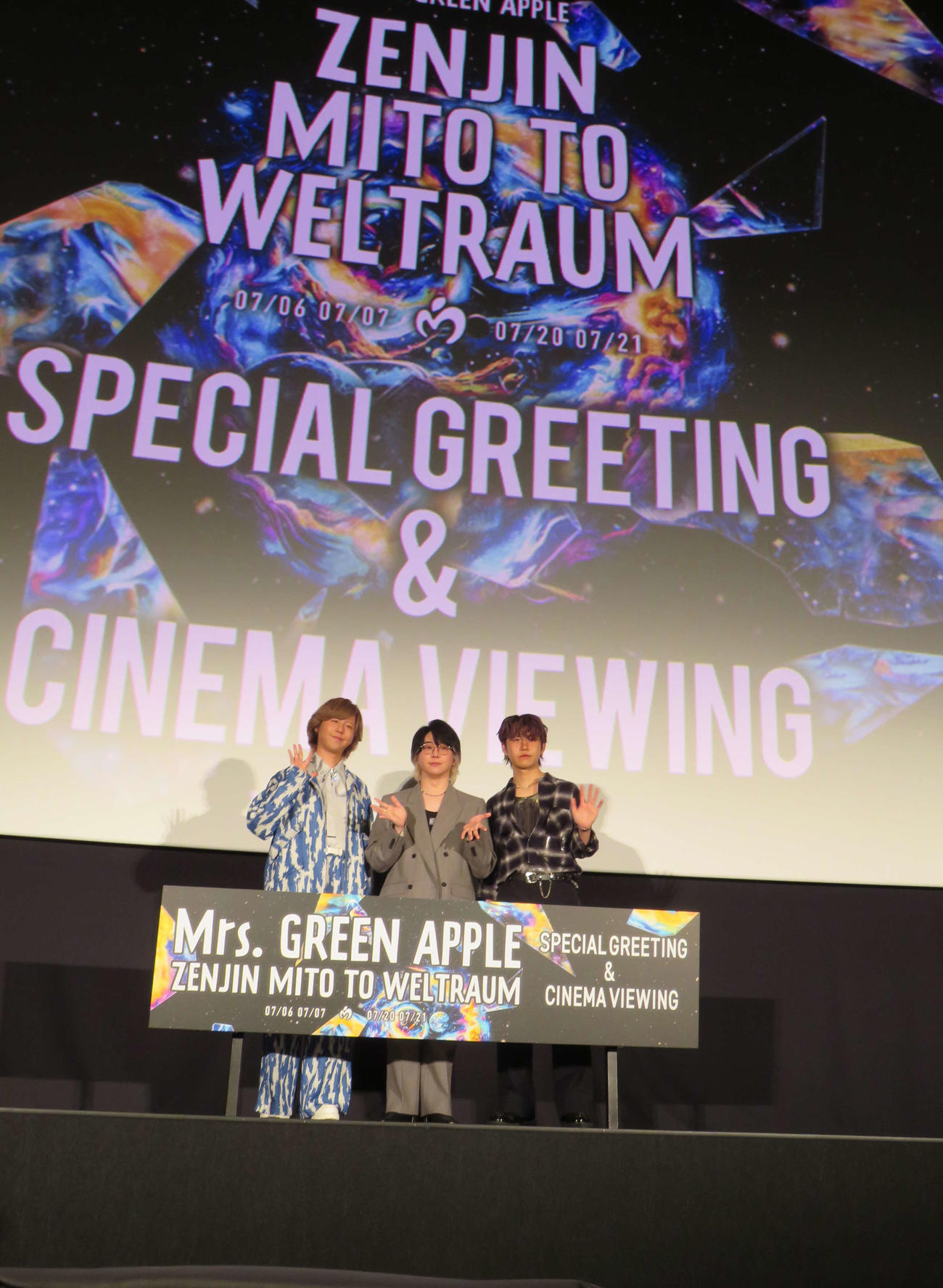 イベントに登壇したMrs. GREEN APPLE。左から藤澤涼架、大森元貴、若井滉斗