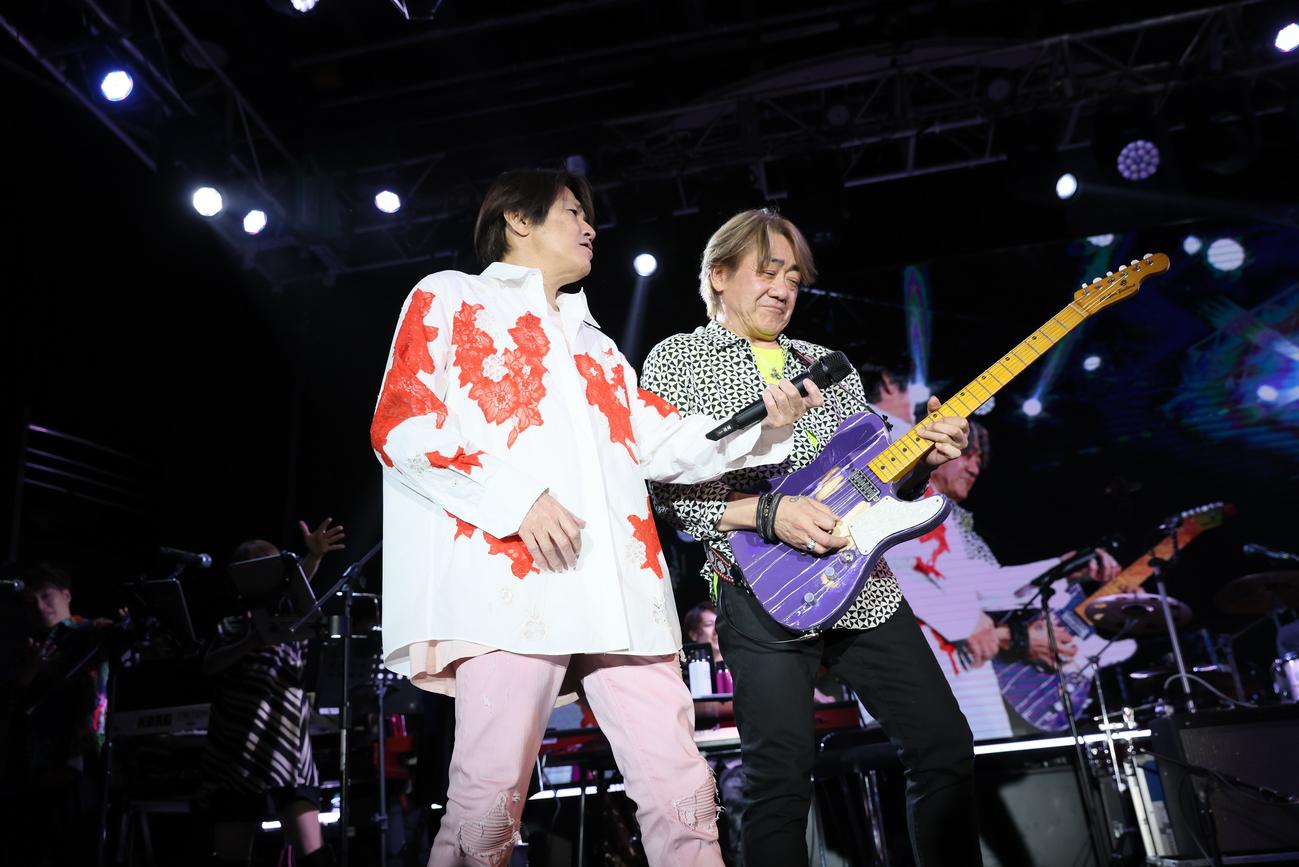 ステージ上で熱唱する近藤真彦（左）と野村義男