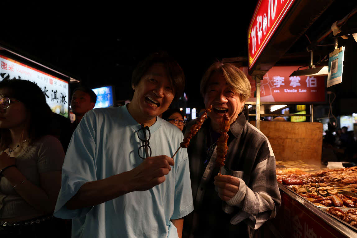 台北の夜市で楽しむ近藤真彦（左）と野村義男