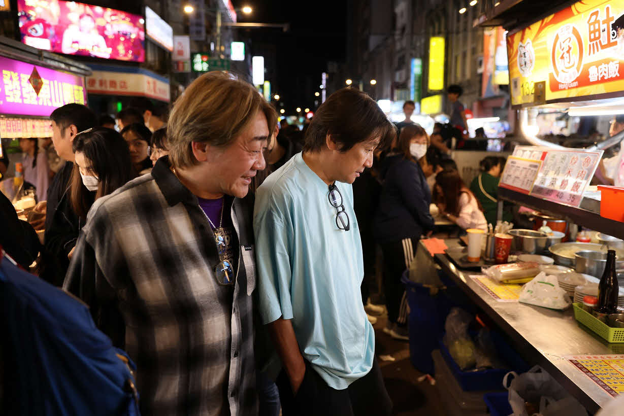 台北の夜市で楽しむ野村義男（手前左）と近藤真彦