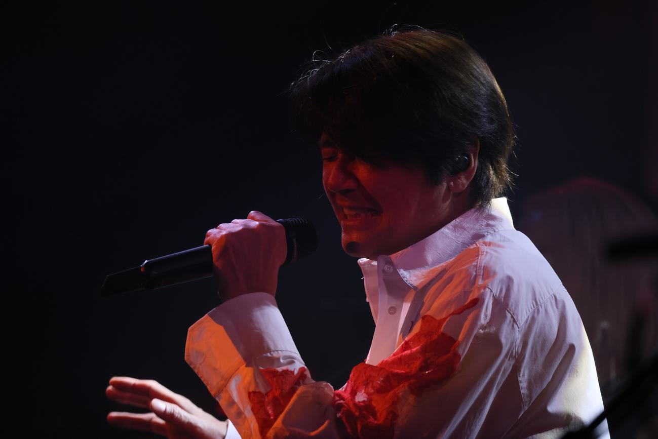 ステージ上で熱唱する近藤真彦