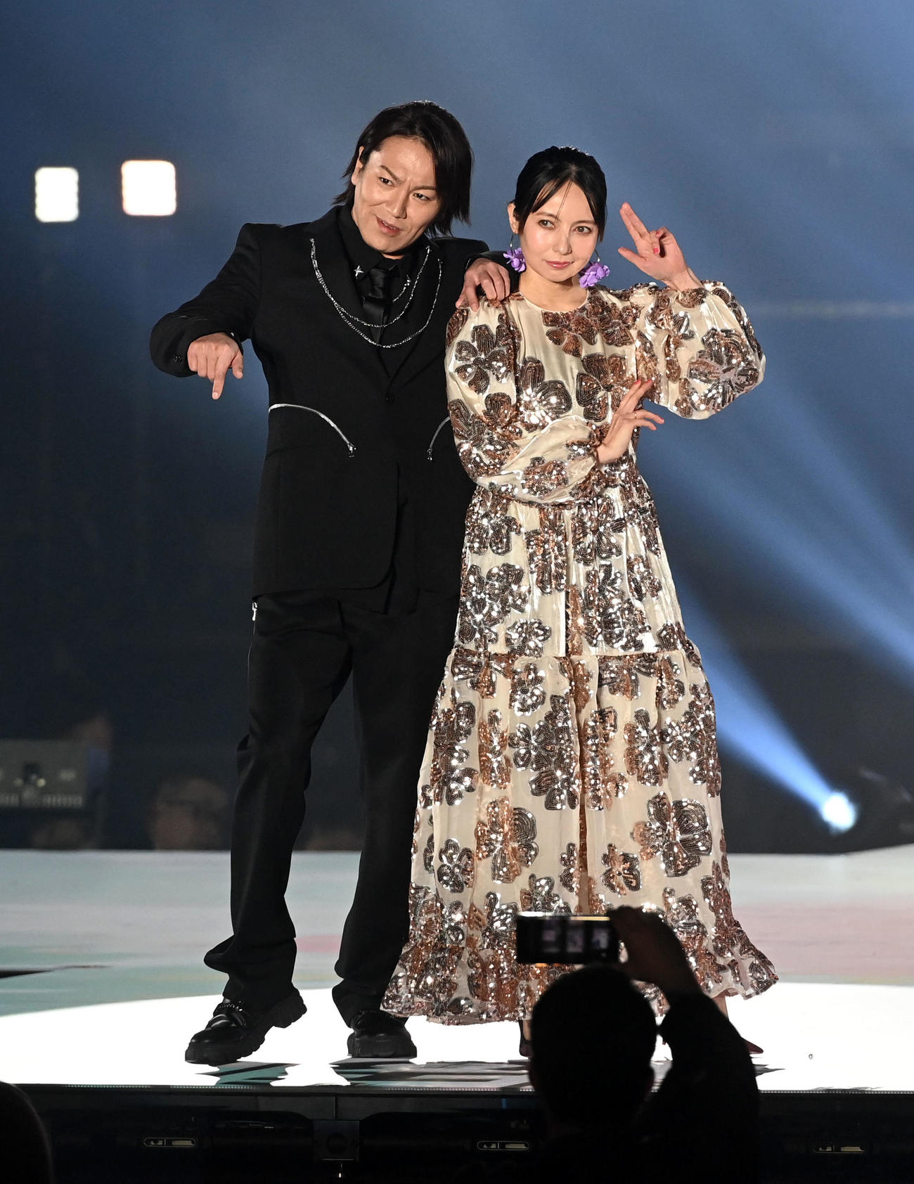 KANSAI COLLECTIONS／Sに出演した狩野英孝（左）とベッキー（撮影・前岡正明）
