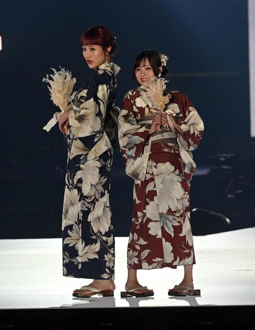 KANSAI COLLECTIONS/Sに出演した佐々木莉佳子(左)と稻葉愛香(撮影・前岡正明)