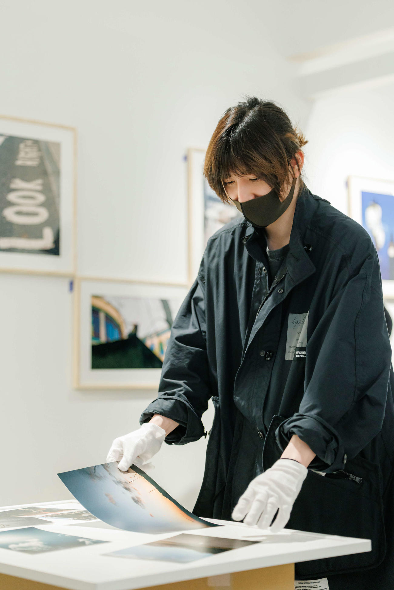 写真展「視点と始点」の準備を行う京本大我