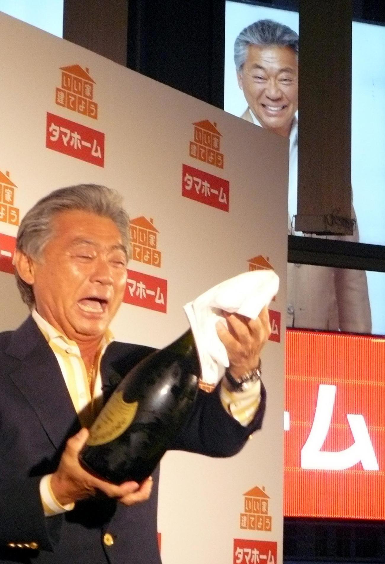 住宅会社「タマホーム」広告塔点灯式　みのもんたさんはドンペリを開けて、後ろの銀座の広告塔点灯を祝う（07年7月撮影）