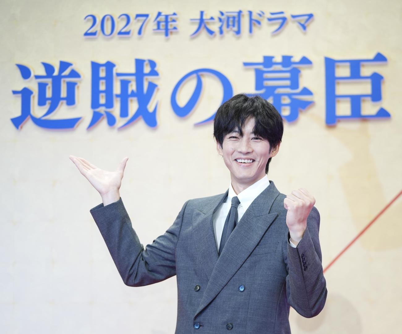 2027年NHK大河ドラマ「逆賊の幕臣」の主演を務める松坂桃李はタイトルロゴを背にポーズを決める（撮影・垰建太）