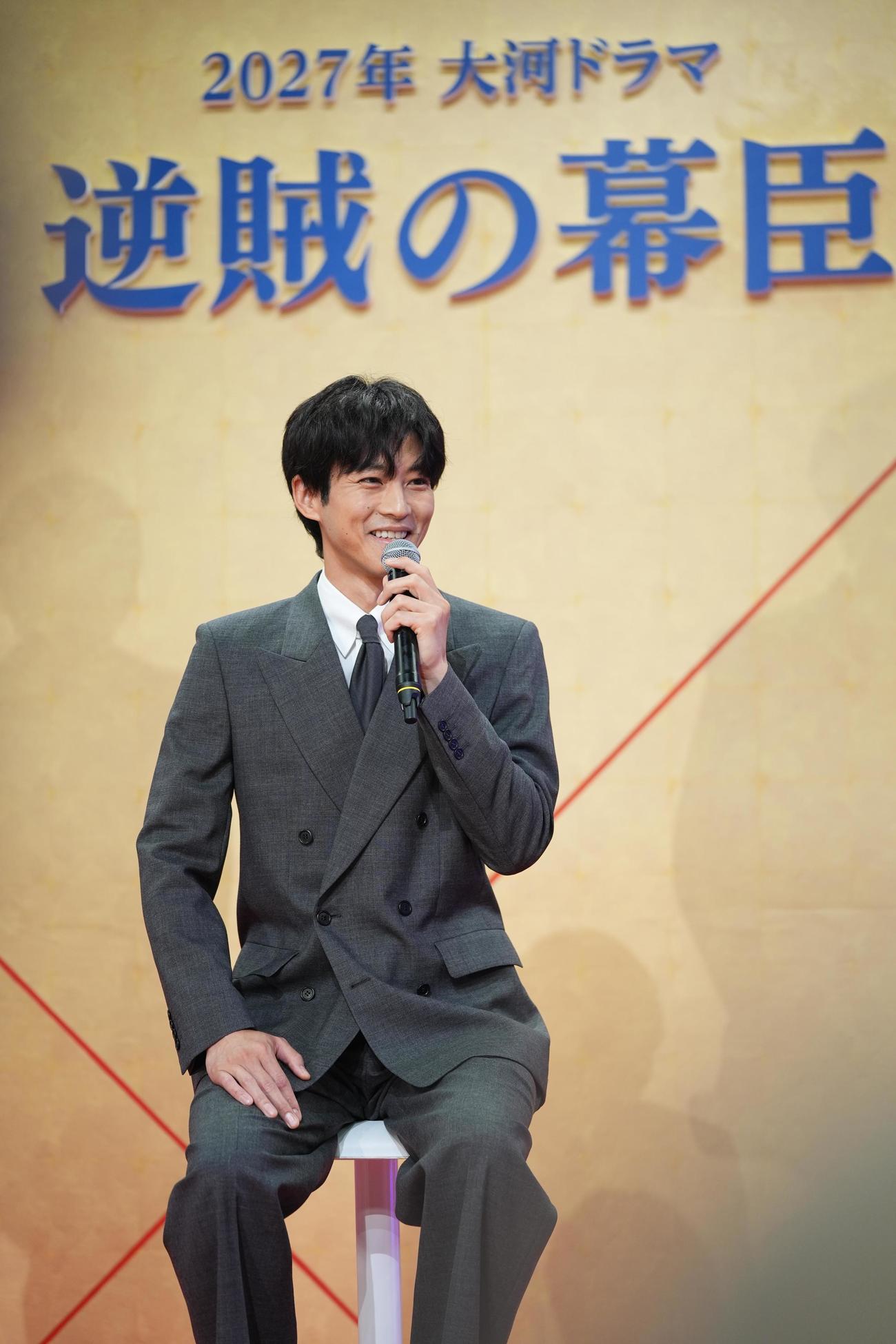 2027年NHK大河ドラマ「逆賊の幕臣」の主演を務める松坂桃李は笑顔で意気込みを語る（撮影・垰建太）