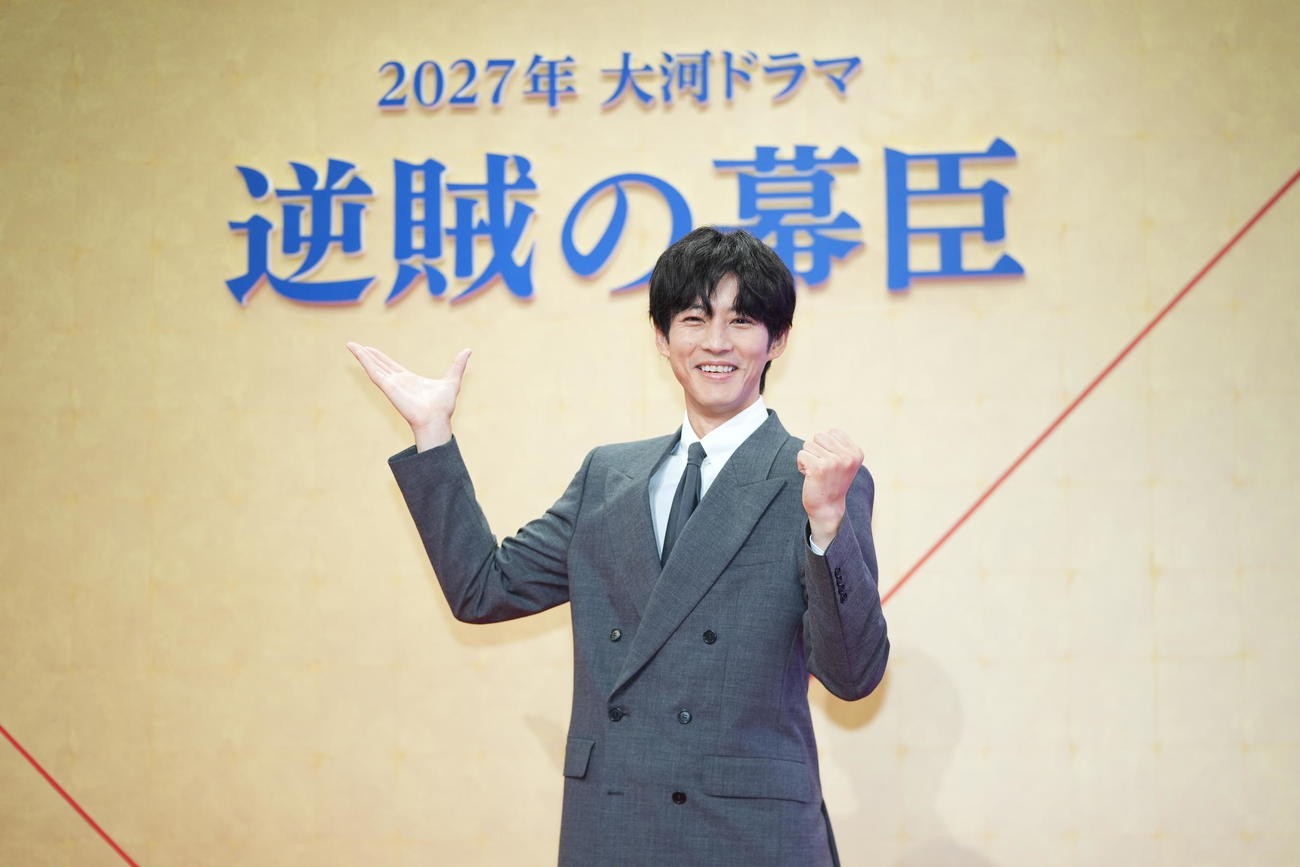 2027年NHK大河ドラマ「逆賊の幕臣」の主演を務める松坂桃李はタイトルロゴを背にポーズを決める（撮影・垰建太）