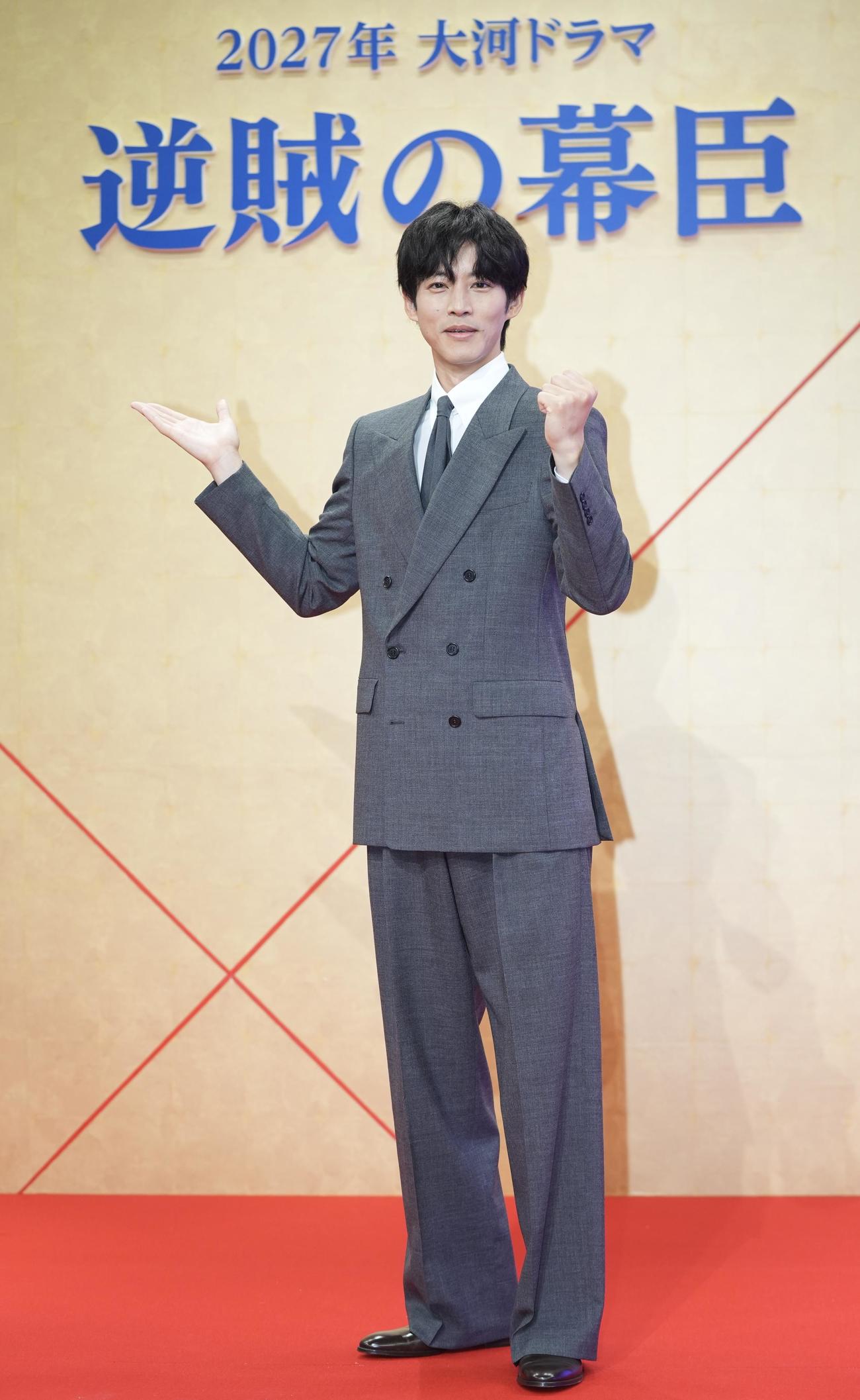 2027年NHK大河ドラマ「逆賊の幕臣」の主演を務める松坂桃李はタイトルロゴを背にポーズを決める（撮影・垰建太）