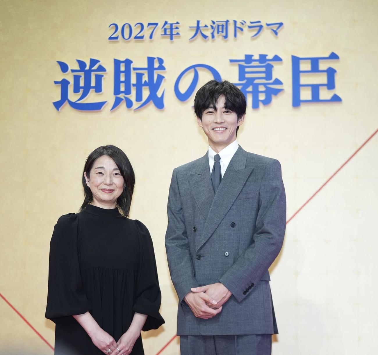 2027年NHK大河ドラマ「逆賊の幕臣」の主演を務める松坂桃李（右）は脚本家の安達奈緒子氏と笑顔で写真に納まる（撮影・垰建太）