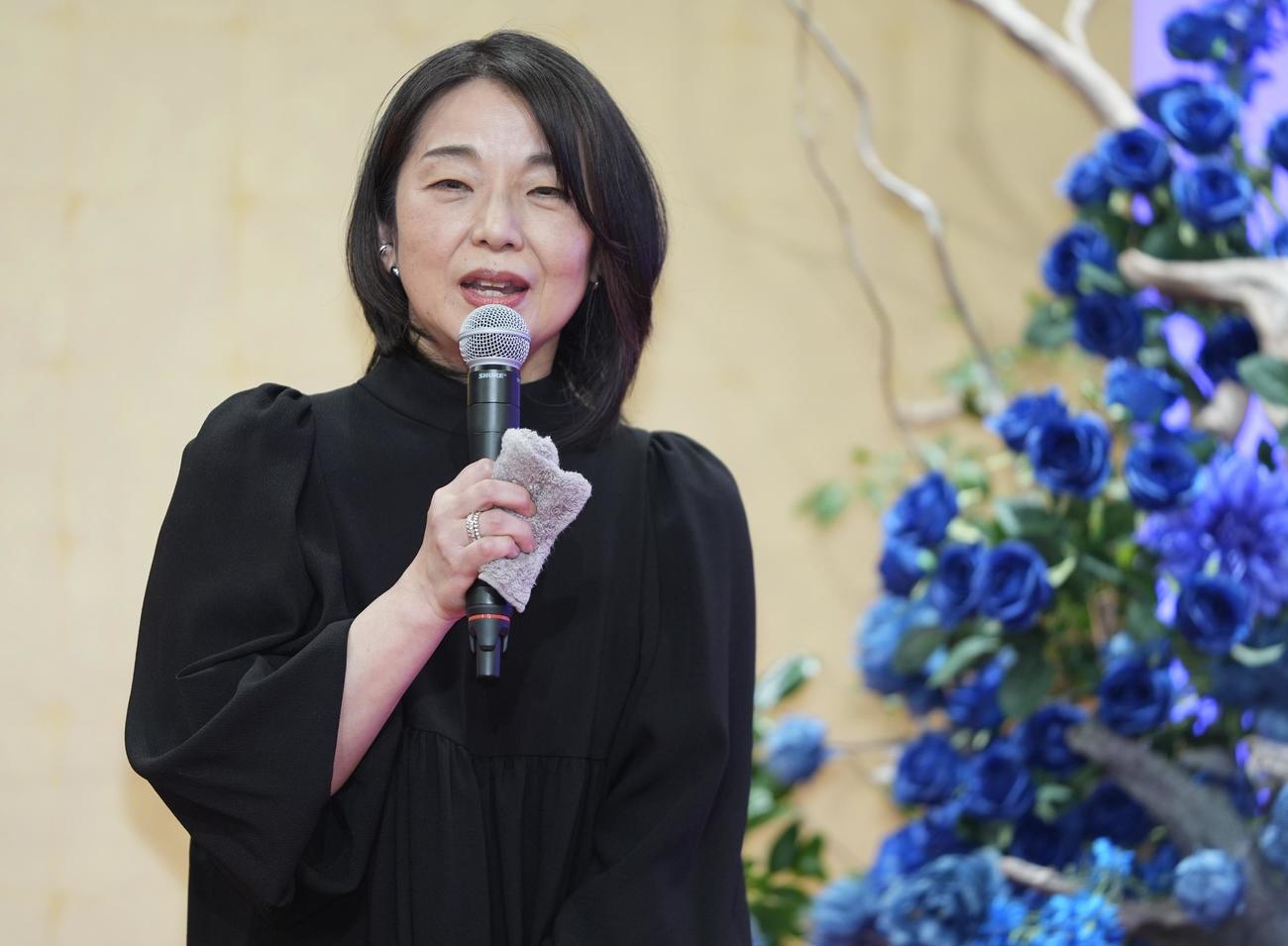 2027年NHK大河ドラマ「逆賊の幕臣」制作・主演発表会見であいさつする脚本家の安達奈緒子氏（撮影・垰建太）