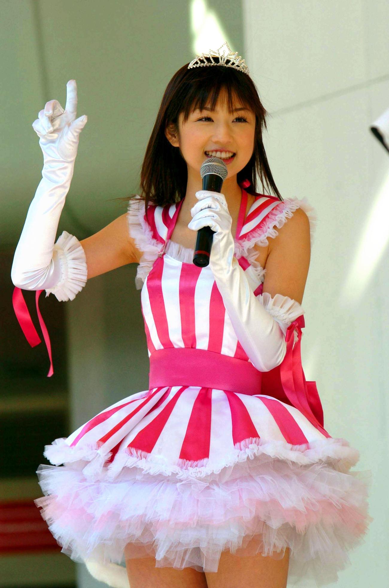 小倉優子の初CDのキャンペーンで新曲「恋のシュビドゥバ」を笑顔で歌う小倉優子（2004年2月撮影）