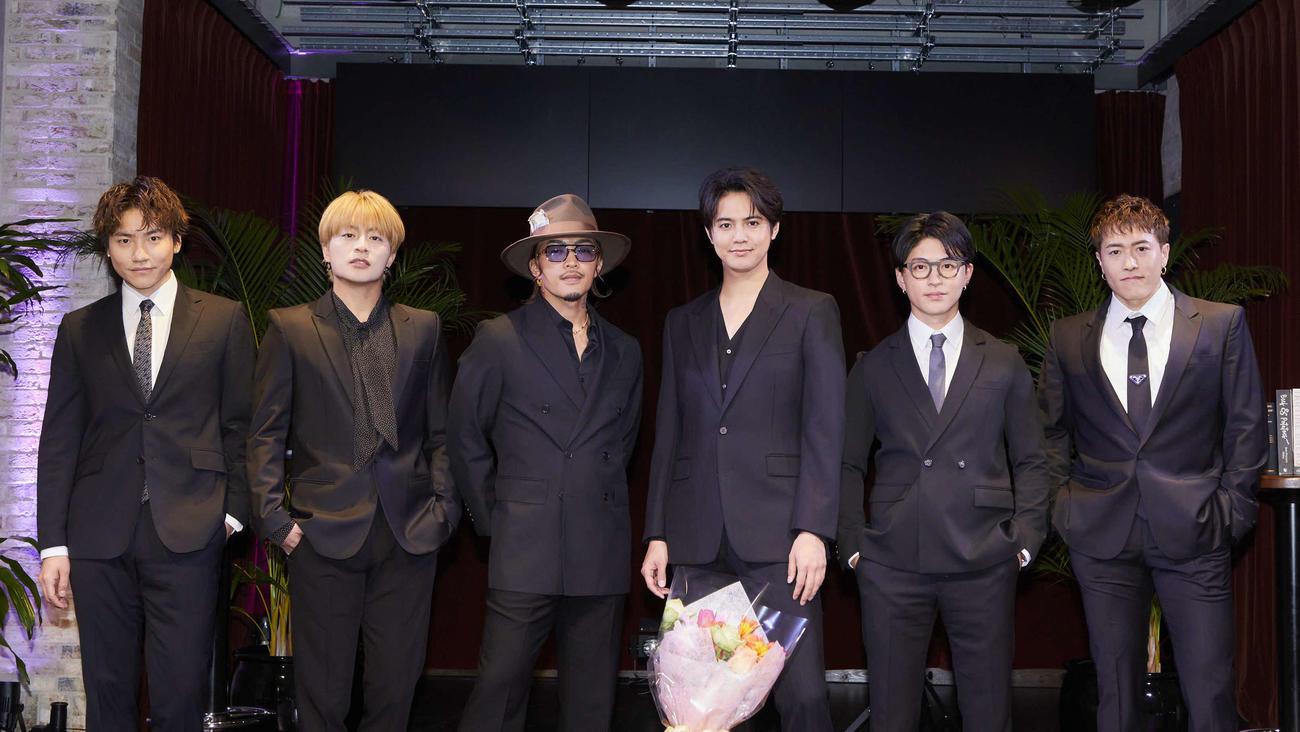 新曲「気づいたことは」リリース記念生配信に出演したGENERATIONS。左から小森隼、白濱亜嵐、数原龍友、片寄涼太、佐野玲於、中務裕太