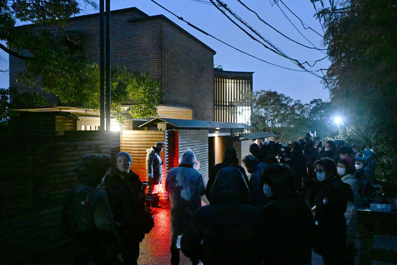 通夜が営まれたみのもんたさんの自宅前に多く報道陣が集まった（撮影・千葉一成）
