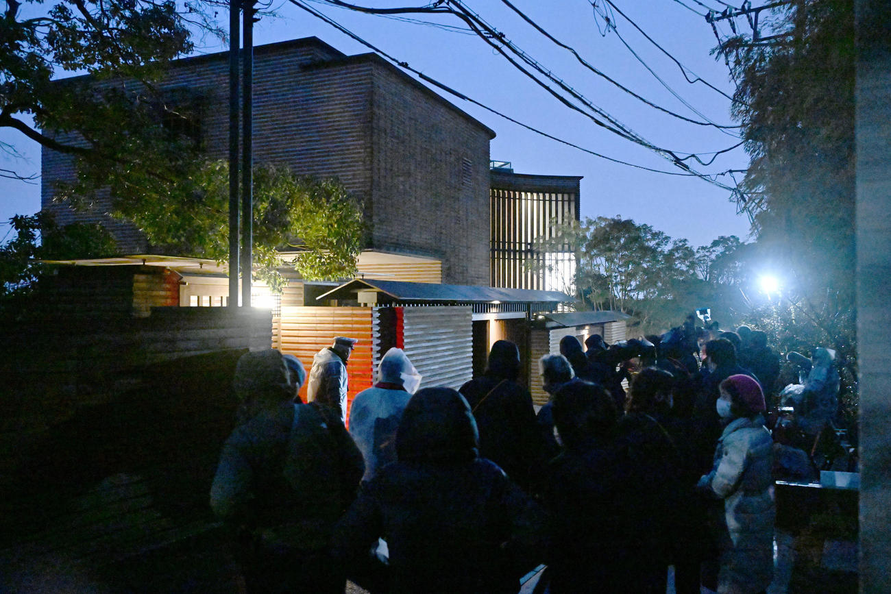 通夜が営まれたみのもんたさんの自宅前に集まった多くの報道陣（撮影・千葉一成）