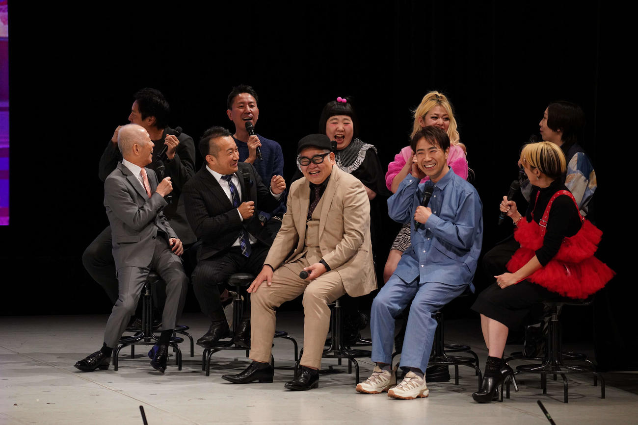今いくよ・くるよさんのエピソードを語る、前列左から）パンチみつお、矢野兵動の矢野勝也と兵動大樹、藤井隆、西川かの子、後列左から）チュートリアルの徳井義実と福田充徳、酒井藍、エルフの荒川とはる