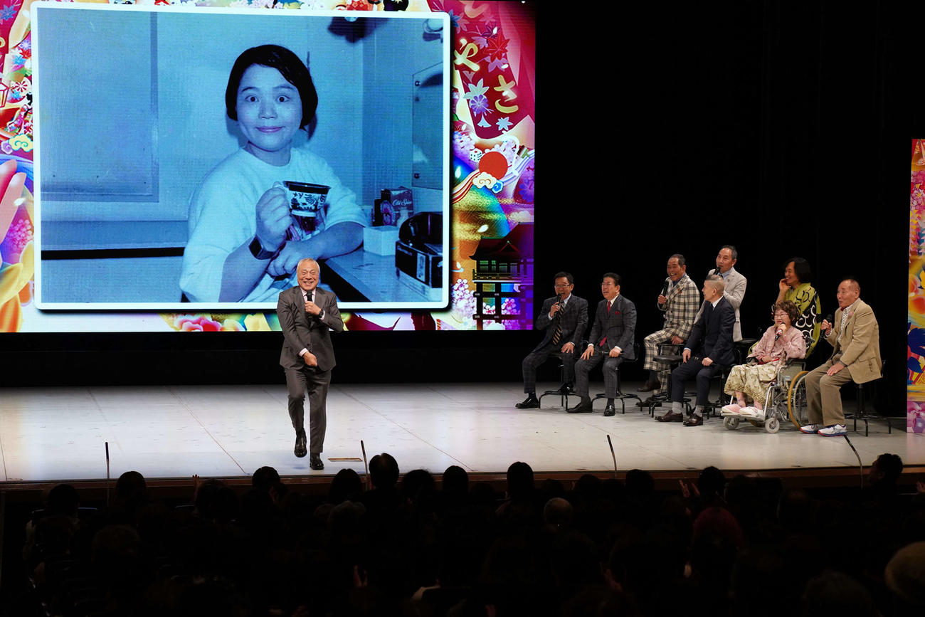 今いくよ・くるよさんの追悼イベントで大暴れした西川のりお（写真中央）