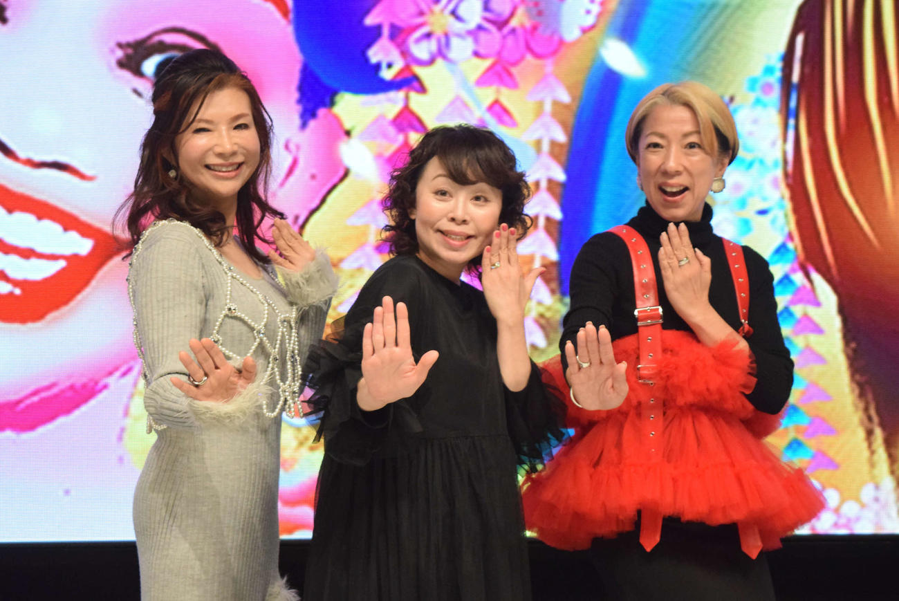 「どやさ」のポーズを取る、左から）シルク、なるみ、西川かの子