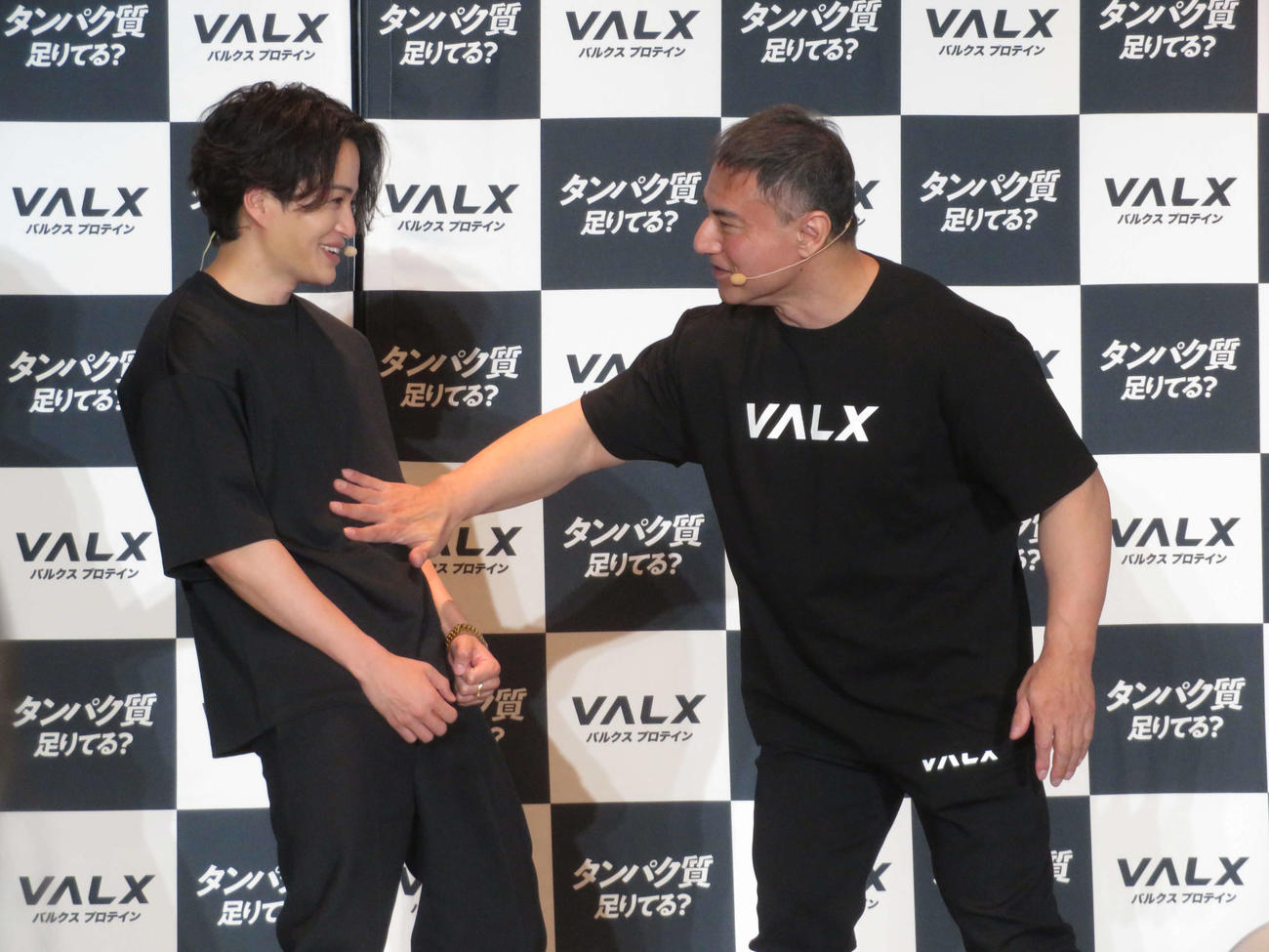 プロテインブランド「VALX」アンバサダー就任式で山本義徳さんに腹筋を触ってもらう菊池風磨