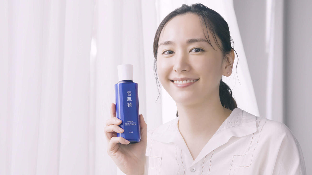 コーセー「薬用雪肌精」新テレビCM「ゆきわたれ、美白力。」篇に出演した新垣結衣