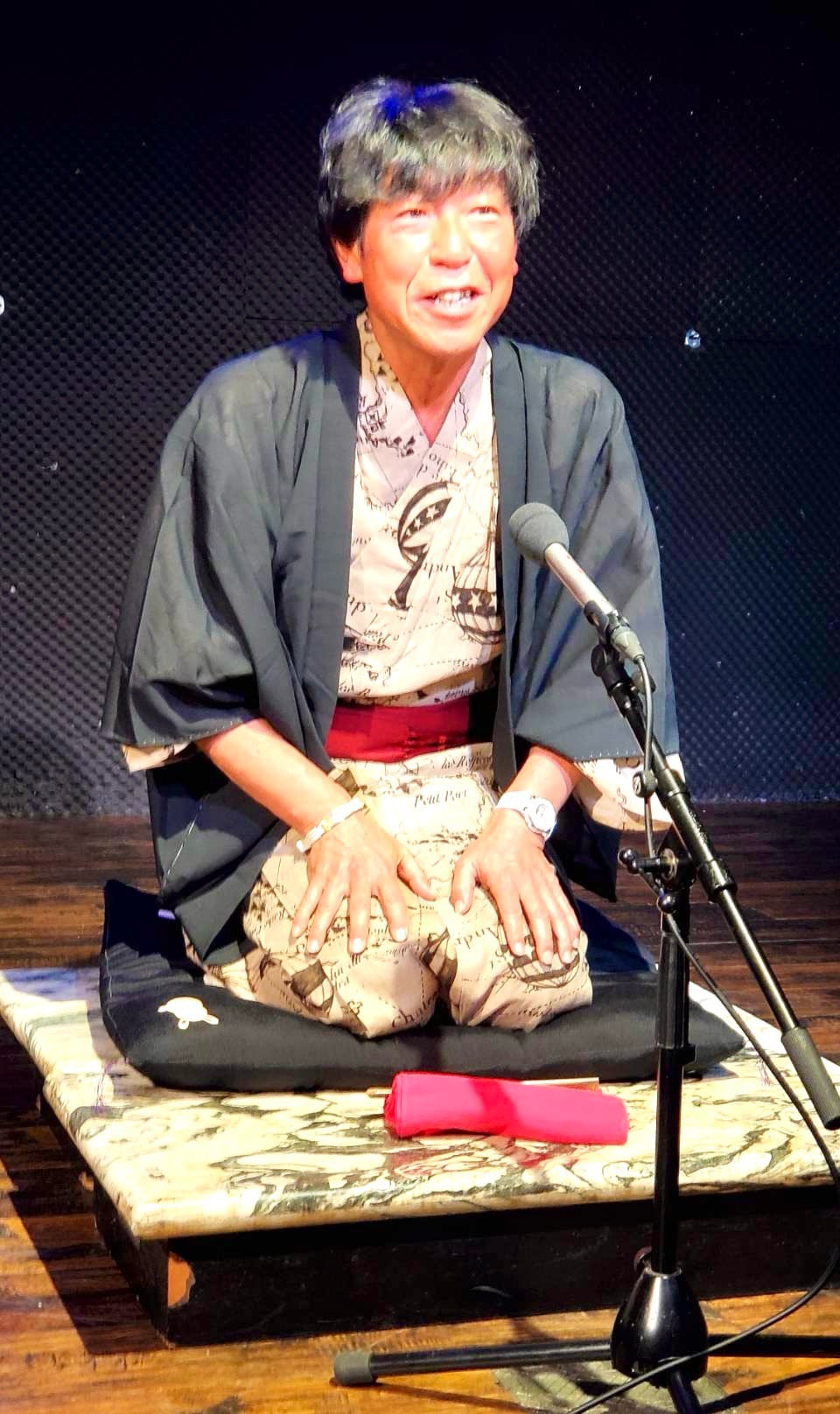 落語を披露する南雲一範