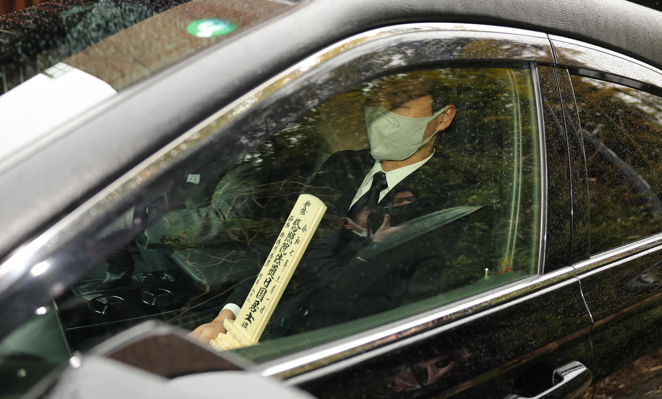 神奈川・鎌倉の自宅を出るみのもんたさんのひつぎを乗せた霊きゅう車（撮影・野上伸悟）