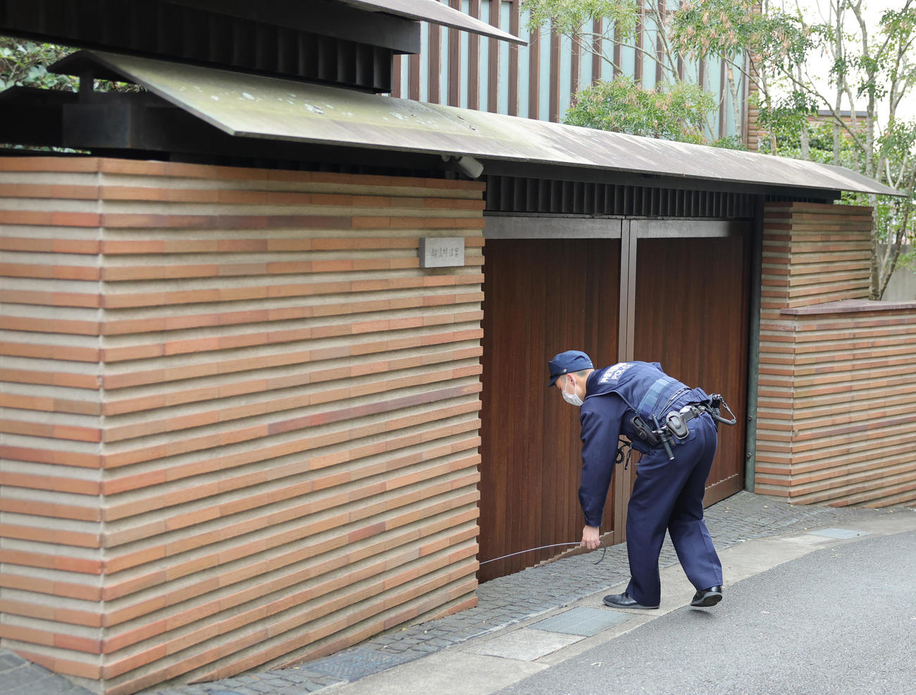 みのもんたさんの自宅前を計測する警察関係（撮影・野上伸悟）