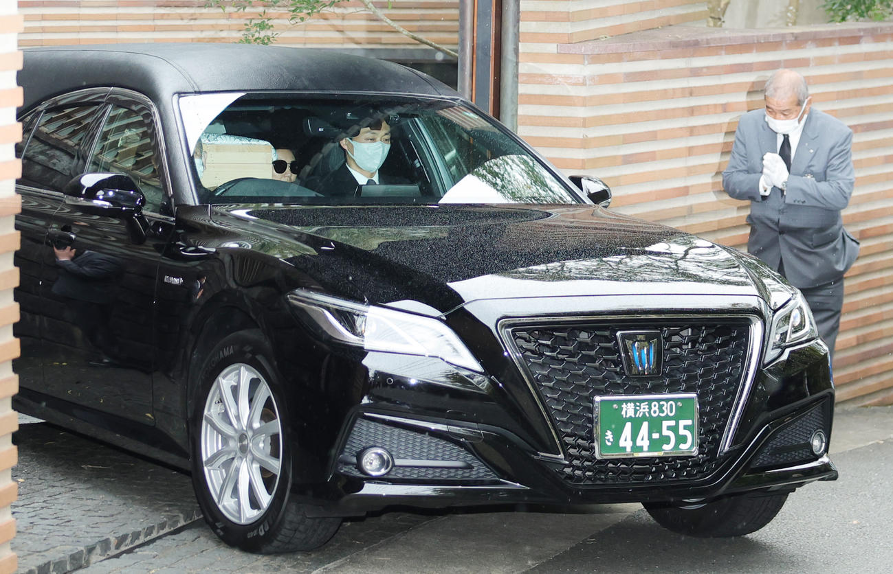 神奈川・鎌倉の自宅を出るみのもんたさんのひつぎを乗せた霊きゅう車（撮影・野上伸悟）