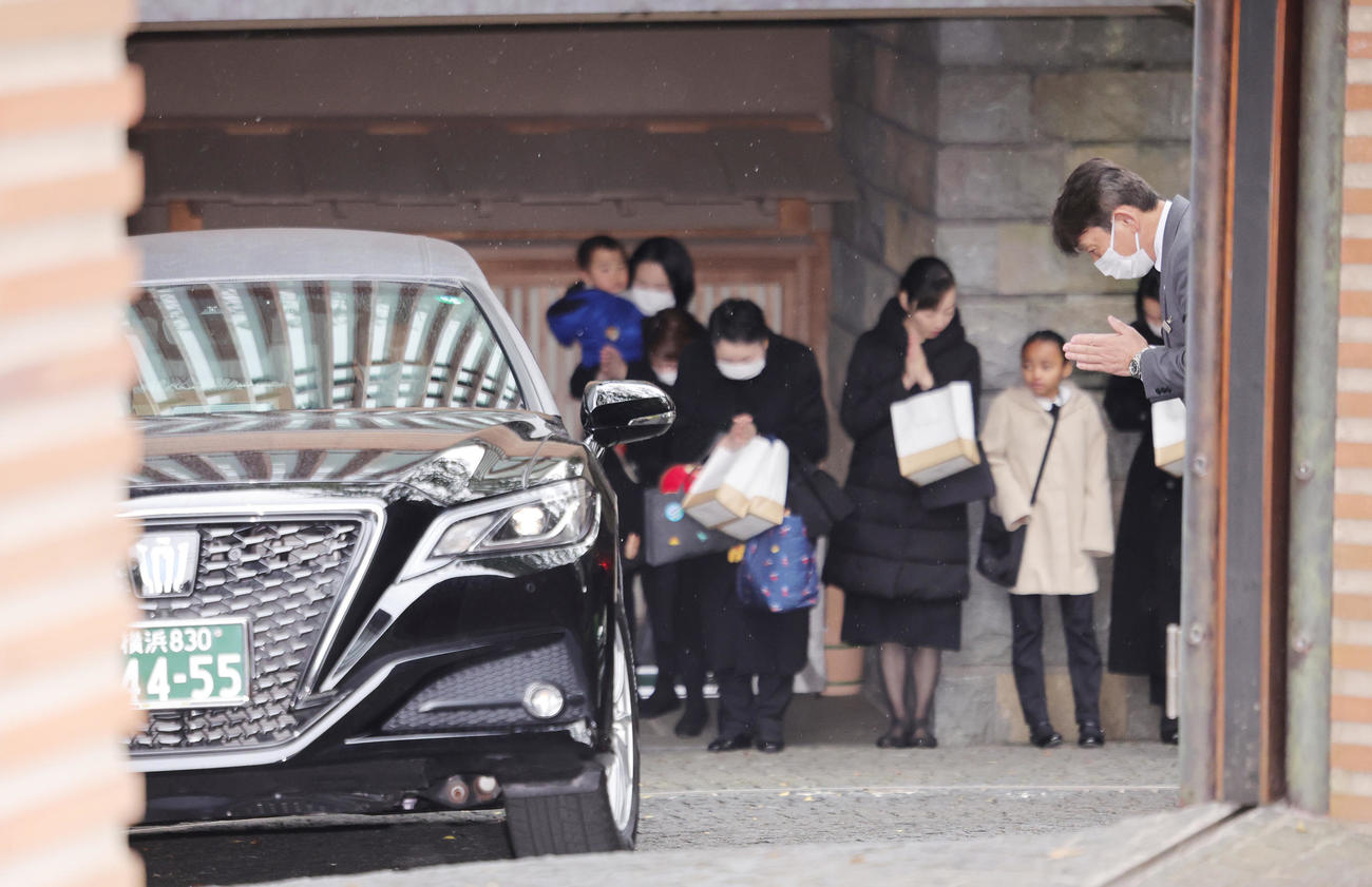 神奈川・鎌倉の自宅を出るみのもんたさんのひつぎを乗せた霊きゅう車（撮影・野上伸悟）