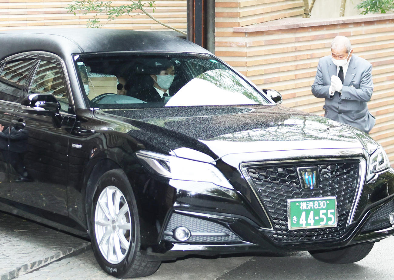 神奈川・鎌倉の自宅を出るみのもんたさんのひつぎを乗せた霊きゅう車（撮影・野上伸悟）