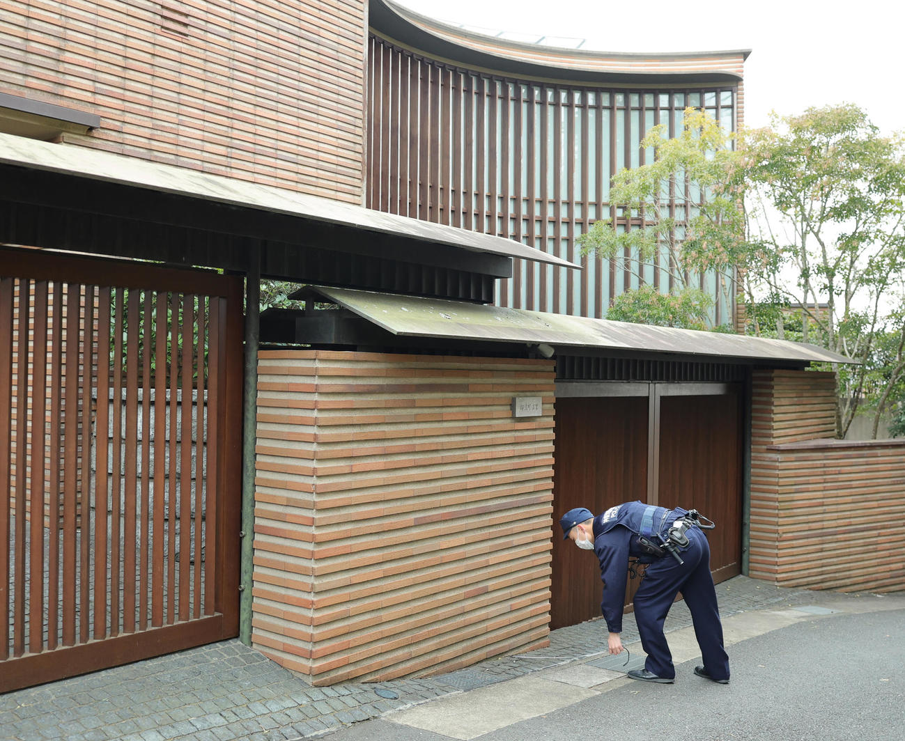 みのもんたさんの自宅前を計測する警察関係（撮影・野上伸悟）