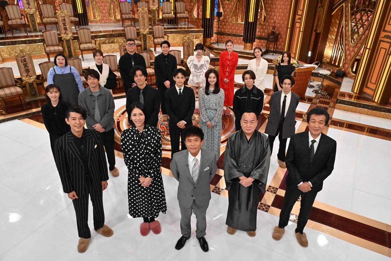 「芸能人格付けチェックBASIC　春の3時間スペシャル」に、藤木直人（2列目左端）も松下奈緒（同左から2人目）とともに参戦（C）ABCテレビ
