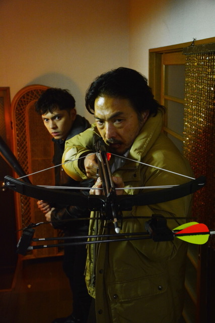 映画「クロスポイント」にダブル主演するカルロ・アキノ（左）と平岳大