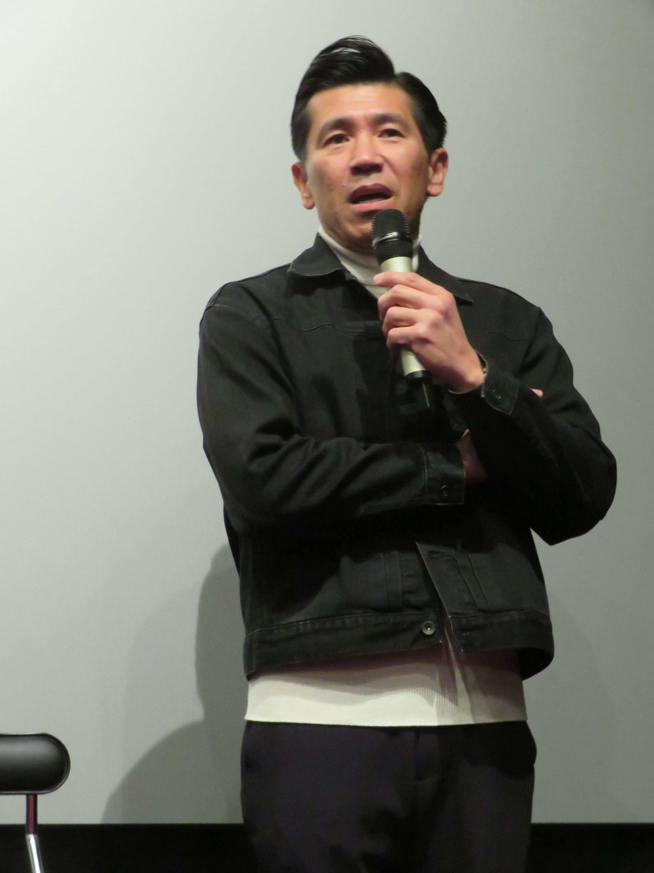 与那国町地域発信型映画「かでぃんま」完成記念上映会に登壇した照屋年之監督（撮影・村上幸将）