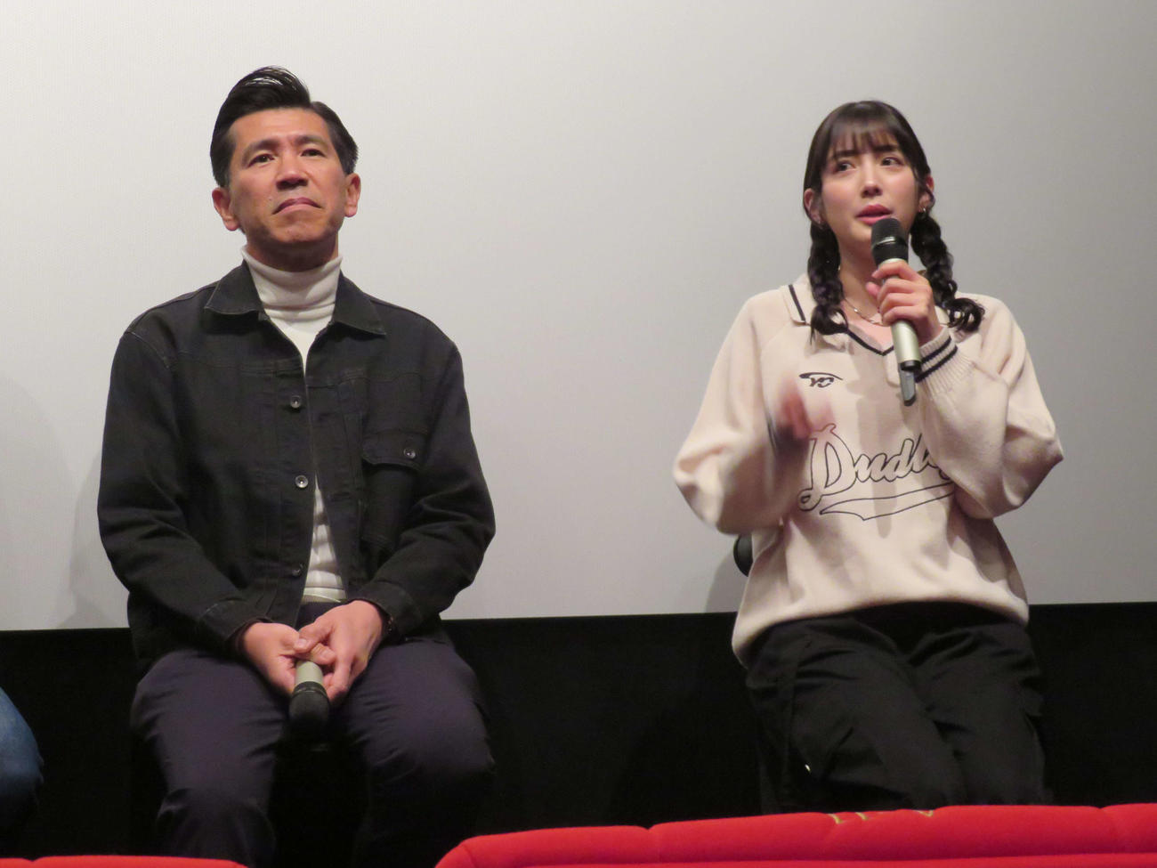 与那国町地域発信型映画「かでぃんま」完成記念上映会に登壇した照屋年之監督とサプライズで駆けつけた松田るか（撮影・村上幸将）